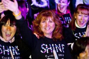 1000's Invited To Shine at the Cancer Research Night Walk