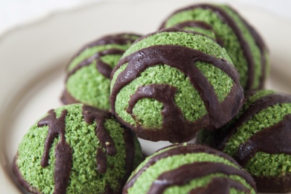 Raw Super-Green Macaroons