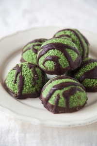 Raw Super-Green Macaroons